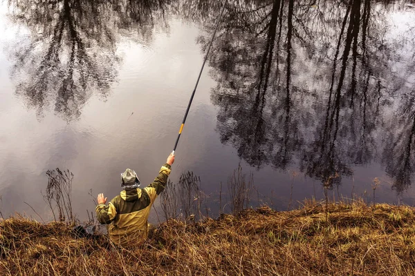 Pesca Estiva Pescatore Con Una Canna Pesca Sullo Sfondo Bellissimo — Foto Stock