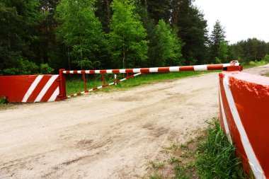 Ormanda bir bariyer. Kuru havada yangın güvenliği. Sıcak mevsimde rezerve kısıtlı erişim. Kimse yok.