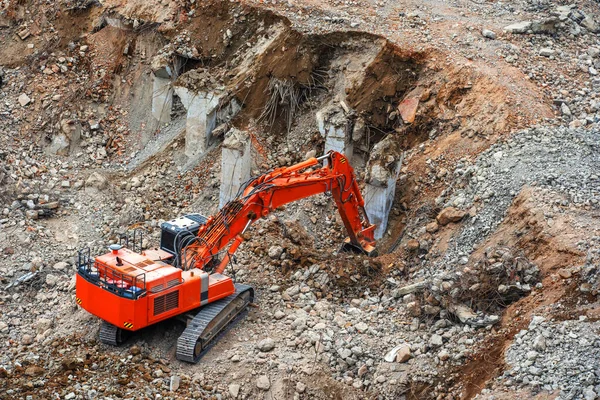 Escavadeira Funciona Com Detritos Pedra Após Demolição Edifício Ruínas — Fotografia de Stock