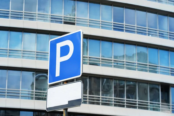 Паркувальний Знак Тлі Скляної Будівлі Крупним Планом — стокове фото