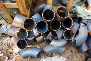 Boru hattı montajı için metal borular. Yakın plan..