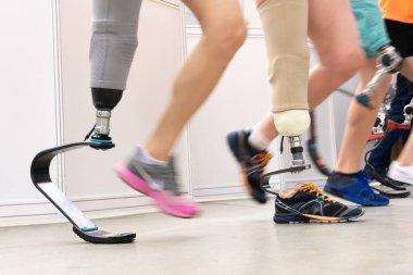 Engelliler için spor. Uzuvları kesilmiş insanlar aktif bir yaşam tarzı sürüyorlar. Kesilmiş çerçeve. Seçici odak.