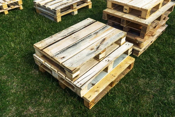 Wooden Pallets Green Lawn Close — Stock Photo, Image