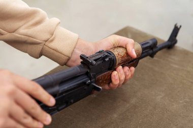 Ateşli silahlar. Genç askerlere silah monte etmeyi ve sökmeyi öğretme süreci. Kesilmiş çerçeve. Yüzü yok