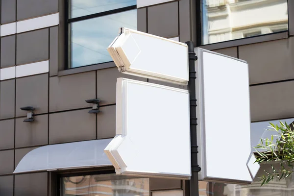 Cartellone Sullo Sfondo Una Strada Cittadina Nessun Messaggio Modello Progettista — Foto Stock