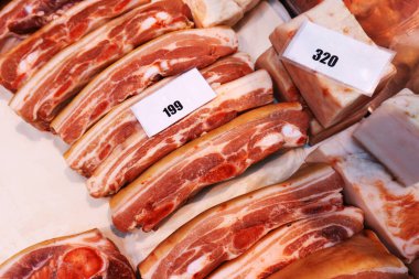 Dükkandaki tezgahın üzerinde domuz eti. Et ürünleri ticareti. Yakın plan.