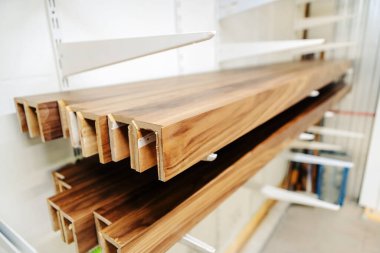 Özel bir odada emzirilmiş mobilya parçaları kurutmak. Ön plana odaklan.