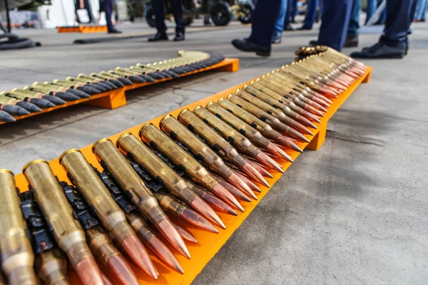 Großkalibrige Maschinengewehrgeschosse Viel Munition Für Feuerwaffen Für Den Kampf Vorbereitet — Stockfoto