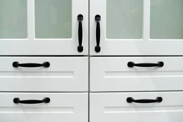 Ein Küchenfragment Weiß Mit Schwarzen Griffen Flach Lag Gestell Beschnitten — Stockfoto