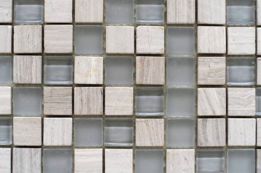 Küçük cam fayanslar. Mağazadaki bitirme malzemelerinin örnekleri. Yakın plan.