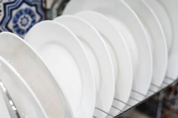 White Plates Metal Stand Clean Dishes Your Home Kitchen Close — Stock Photo, Image