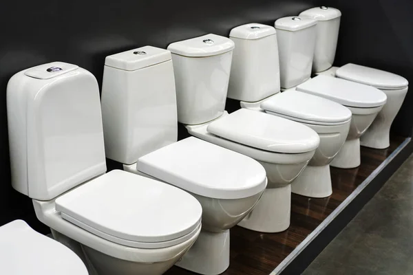 Een Assortiment Van Keramische Toiletten Een Loodgieterij Een Grote Selectie — Stockfoto