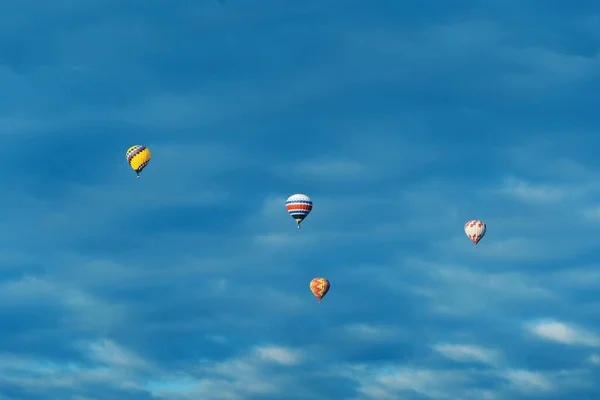 Palloncini Volanti Sullo Sfondo Del Cielo Nuvoloso Piccoli Oggetti Copia — Foto Stock