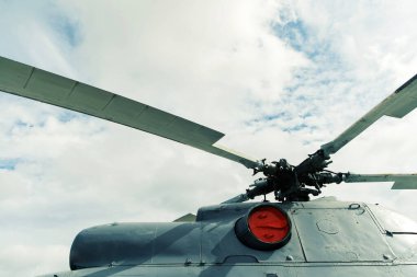 Askeri bir helikopterin parçası. Bulutlu bir gökyüzüne karşı büyük bıçaklar. Yakın plan.