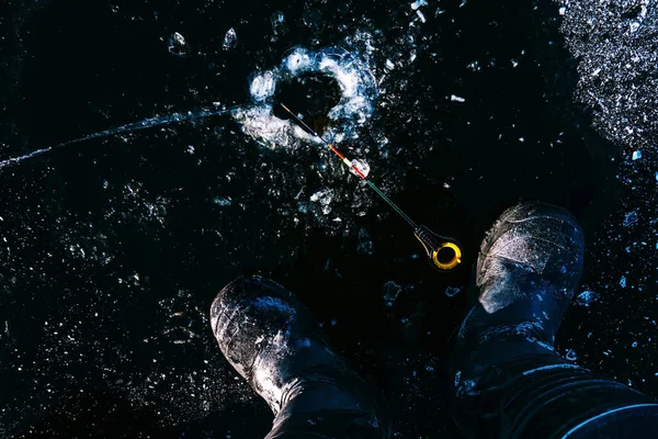 Pesca Invernale Piedi Pescatore Scarpe Calde Stanno Ghiaccio Immaturo Vicino — Foto Stock