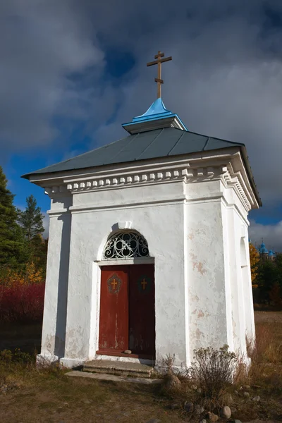 De Konevets van het eiland op het Ladogameer. St. Nicholas kapel Konevsky klooster, orthodoxie — Stockfoto