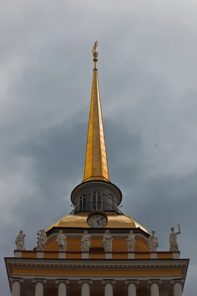 La flèche de l'Amirauté contre le ciel nuageux — Photo