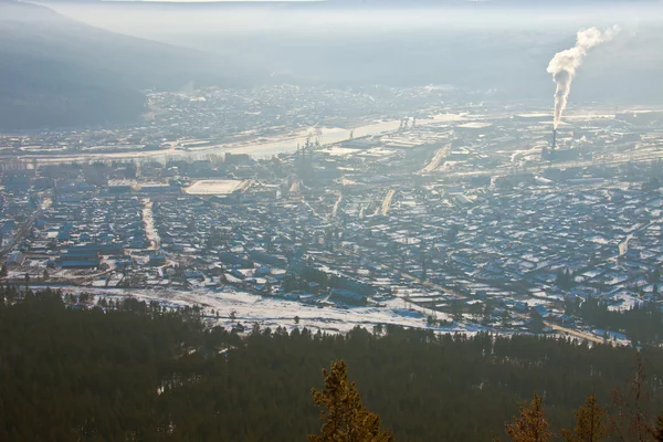 Uitzicht over de stad van Oest-Koet, Osetrovsky rivierhaven en de Lena rivier — Stockfoto