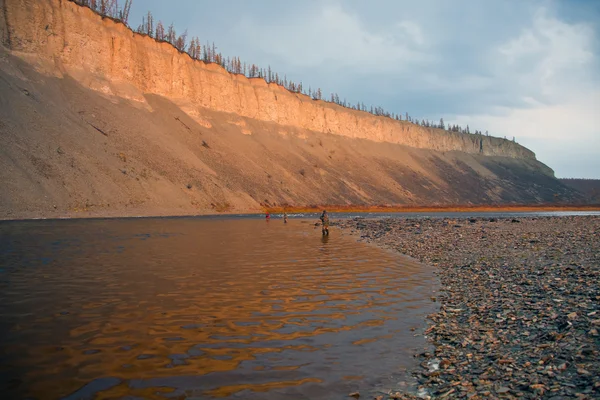 Vissers op de rivier van de Siberische taiga in de herfst in het noorden — Stockfoto