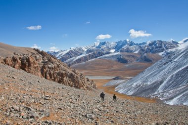 İki avcı dağdan vadiye yürümek..
