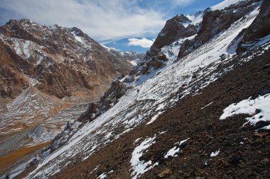 Avcı bir dağ yamacında iz devam ediyor  