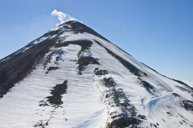Geçerli bir helikopterden Karymsky volkan konisi görünümünü