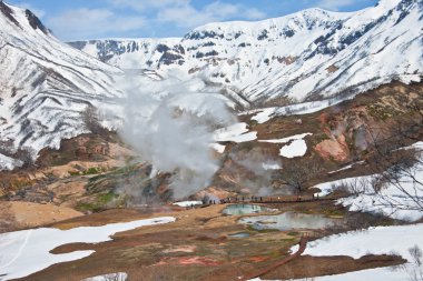 Turistler Geysers Vadisi termal alanında, Tur sırasında