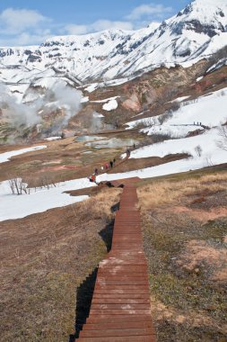 Turistler Geysers Vadisi termal alanında, Tur sırasında