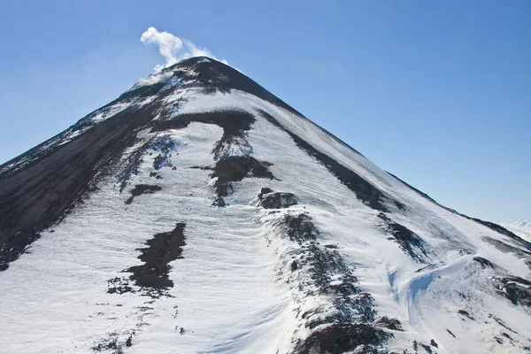 A view of the current cone of Karymsky volcano from a helicopter — Stock Photo, Image