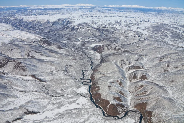 Uitzicht over de uitlopers van de vulkaan Karymsky vanuit een helikopter — Stockfoto