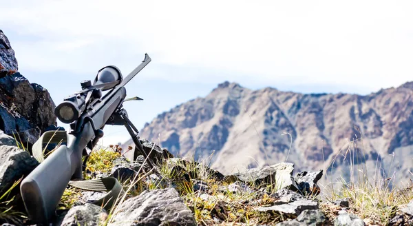 Small Arms Telescopic Sight Bipods Mountains Sky Rifle Sighting Optics — Stock Photo, Image