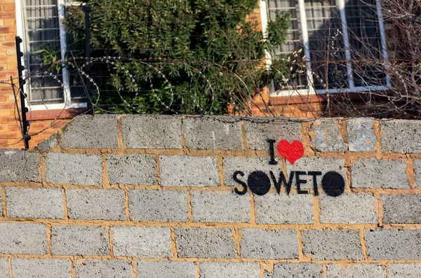 Lave Soweto Una Inscripción Una Cerca Con Alambre Púas Suburbio —  Fotos de Stock