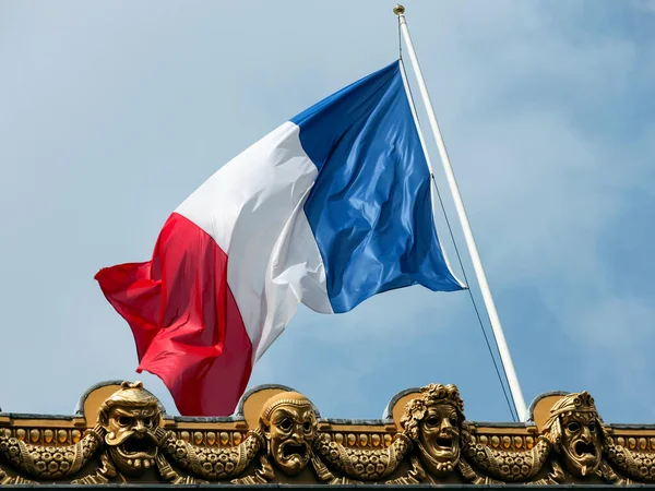 Εθνική Σημαία Της Γαλλίας Εναντίον Ενός Γαλάζιου Ουρανού Γάλλος Τρίχρωμος — Φωτογραφία Αρχείου