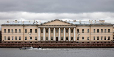 Neva nehrinin üniversite seti üzerine Rus Bilimler Akademisi 'nin inşası. St. Petersburg 'un klasik mimarisi. Mimar Quarenghi. Saint-Petersburg