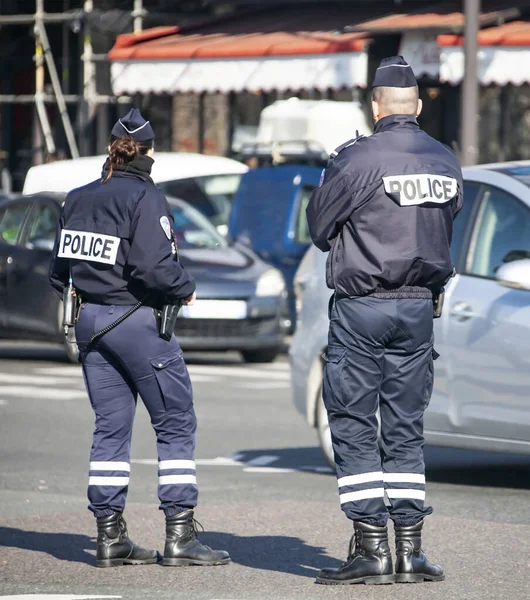 Twee Politieagenten Straat Controleren Het Verkeer Van Auto Politieagenten Een — Stockfoto