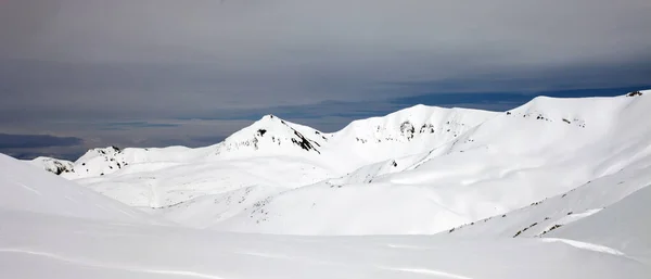 Lkbaharda Yağan Kardan Sonra Beyaz Dağların Manzarası Mayıs Ayında Yoğun — Stok fotoğraf