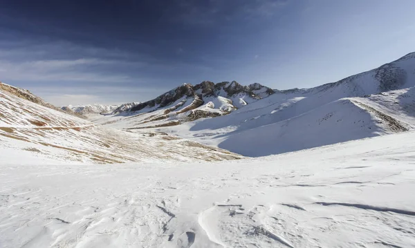 View Winter Landscape Snow Covered Mountain Pass Dirt Road Pass — Stock Photo, Image