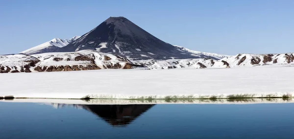 Вид Карымскую Соску Отражение Вулканического Конуса Озерной Воде Пейзаж Вулканом — стоковое фото