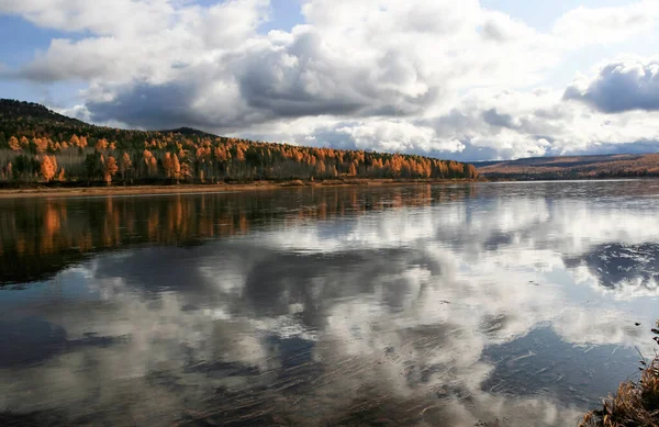 泰加西伯利亚河流上的秋天风景 在清澈的水面上反射着天空 九月份的Lena河上游 — 图库照片