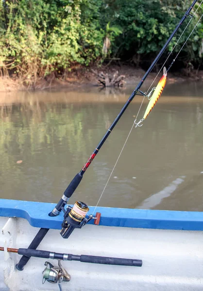 Visserij Tackle Vast Aan Zijkant Van Boot Tijdens Het Vissen — Stockfoto