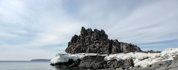 Rocky Scogliera Sulla Riva Del Mare Con Resti Una Saldatura — Foto Stock