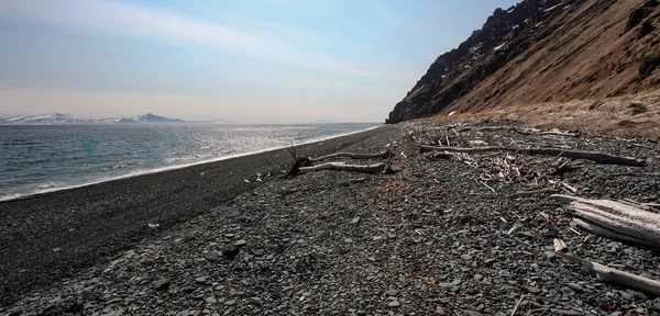 Acantilado Rocoso Orilla Del Mar Con Los Restos Una Soldadura — Foto de Stock