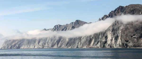 Landskap Med Ett Långt Moln Dimma Över Bergskusten Den Klippiga — Stockfoto