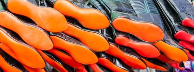 Kırgız çizmeleri rawhide 'dan, yumuşak kırmızı tabanlı ve topuksuz. Geleneksel siyah deri çizmeler, ya da Kırgızistan pazarındaki maasalar.. 