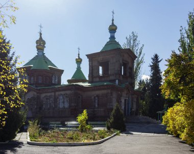 Kırgızistan 'daki Karakol şehrinde Hayat Veren Üçlü Kilisesi' nin eski ahşap binası. Ortodoks Kutsal Üçleme Kilisesi 'nin tarihi binası Rus Ortodoks Kilisesi' nin Bishkek ve Kırgızistan piskoposluğunun kilisesidir.. 