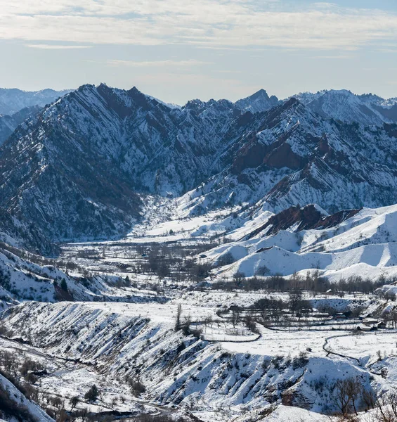 Kar Yağdıktan Sonra Dağlık Vadideki Köy Manzarası Asya Dağlarında Köyü — Stok fotoğraf