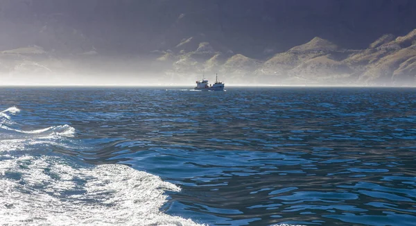 Силуэт Рыбацкого Судна Выходящего Море Утреннем Тумане Морская Поверхность Кораблем — стоковое фото