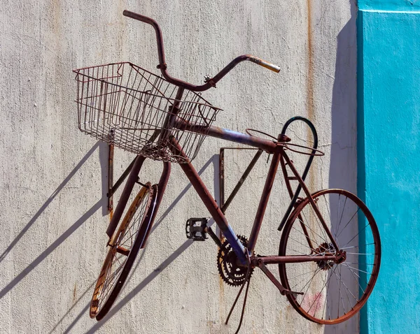 Egy Rozsdás Bicikli Csontváza Van Falra Erősítve Fém Szerkezetek Kerékpár — Stock Fotó