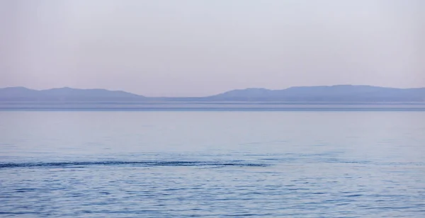 Голубая Поверхность Воды Байкала Утренний Летний День Вид Противоположный Берег — стоковое фото