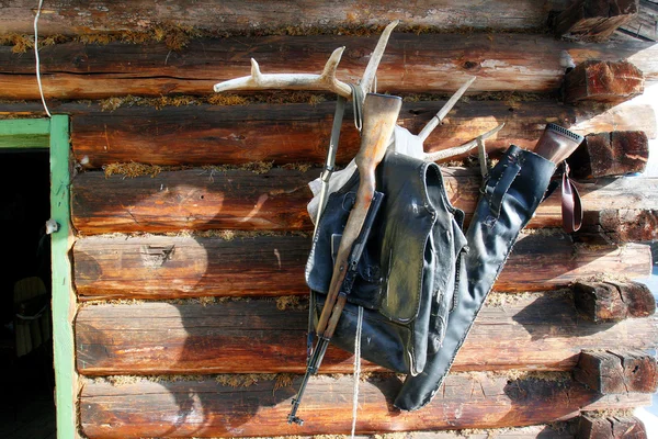 墙上西伯利亚房子做成的两支步枪和马具的日志, — 图库照片